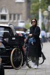 Amsterdam 15 oktober 2014
Carice v Houten met haar manager op straat
