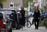 Amsterdam 15 oktober 2014
Carice v Houten met haar manager op straat