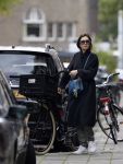 Amsterdam 15 oktober 2014
Carice v Houten met haar manager op straat