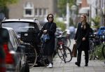 Amsterdam 15 oktober 2014
Carice v Houten met haar manager op straat