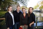 Amsterdam 27 oktober 2014
Presentatie nieuwe castleden Naast Freek Bartels en Bill van Dijk zijn ook Tony Neef (Sonneveld), Mariska van Kolck (Conny Stuart) en Cindy Bell (de lifter) te zien in Sonneveld. Albert Verlinde is de producent.