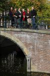 Amsterdam 27 oktober 2014
Presentatie nieuwe castleden Naast Freek Bartels en Bill van Dijk zijn ook Tony Neef (Sonneveld), Mariska van Kolck (Conny Stuart) en Cindy Bell (de lifter) te zien in Sonneveld. Albert Verlinde is de producent.