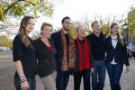 Amsterdam 27 oktober 2014
Presentatie nieuwe castleden Naast Freek Bartels en Bill van Dijk zijn ook Tony Neef (Sonneveld), Mariska van Kolck (Conny Stuart) en Cindy Bell (de lifter) te zien in Sonneveld. Albert Verlinde is de producent.