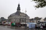 Maastricht, 29 Oktober 2014
Het Gemeentehuis van Maastricht op de markt, de Gay Kroeg bij de Markt en het appratement waar Onno Hoes woont