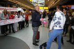 Schiphol 26 oktober 2014
Gordon vertrekt vanaf schiphol voor een reclamestunt van Kitkat naar een onbewoond eiland.