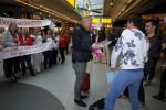 Schiphol 26 oktober 2014
Gordon vertrekt vanaf schiphol voor een reclamestunt van Kitkat naar een onbewoond eiland.