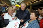 Schiphol 26 oktober 2014
Gordon vertrekt vanaf schiphol voor een reclamestunt van Kitkat naar een onbewoond eiland.