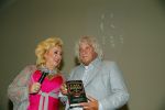 Amsterdam 28 oktober 2014
Presentatie boek Casa Rosso met Jan Otten en Rob v Hulst. Karin Bloemen reikt het eerste boek uit.