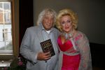 Amsterdam 28 oktober 2014
Presentatie boek Casa Rosso met Jan Otten en Rob v Hulst. Karin Bloemen reikt het eerste boek uit.