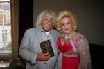 Amsterdam 28 oktober 2014
Presentatie boek Casa Rosso met Jan Otten en Rob v Hulst. Karin Bloemen reikt het eerste boek uit.