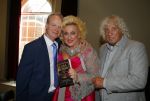 Amsterdam 28 oktober 2014
Presentatie boek Casa Rosso met Jan Otten en Rob v Hulst. Karin Bloemen reikt het eerste boek uit.