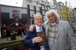 Amsterdam 28 oktober 2014
Presentatie boek Casa Rosso met Jan Otten en Rob v Hulst. Karin Bloemen reikt het eerste boek uit.