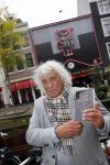 Amsterdam 28 oktober 2014
Presentatie boek Casa Rosso met Jan Otten en Rob v Hulst. Karin Bloemen reikt het eerste boek uit.