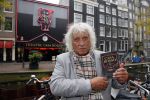 Amsterdam 28 oktober 2014
Presentatie boek Casa Rosso met Jan Otten en Rob v Hulst. Karin Bloemen reikt het eerste boek uit.
