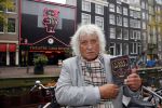 Amsterdam 28 oktober 2014
Presentatie boek Casa Rosso met Jan Otten en Rob v Hulst. Karin Bloemen reikt het eerste boek uit.