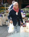 Amsterdam 1 november 2014
Joop Braakhekke doet boodschappen op de cornelis schuytstraat.