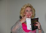 Amsterdam 28 oktober 2014
Presentatie boek Casa Rosso met Jan Otten en Rob v Hulst. Karin Bloemen reikt het eerste boek uit.