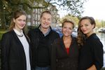 Amsterdam 27 oktober 2014
Presentatie nieuwe castleden Naast Freek Bartels en Bill van Dijk zijn ook Tony Neef (Sonneveld), Mariska van Kolck (Conny Stuart) en Cindy Bell (de lifter) te zien in Sonneveld. Albert Verlinde is de producent.