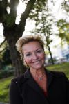 Amsterdam 27 oktober 2014
Presentatie nieuwe castleden Naast Freek Bartels en Bill van Dijk zijn ook Tony Neef (Sonneveld), Mariska van Kolck (Conny Stuart) en Cindy Bell (de lifter) te zien in Sonneveld. Albert Verlinde is de producent.