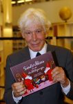 Amsterdam 4 november 2014
Presentatie sinterklaasboeken in de bibliotheek van Amsterdam. Aanwezig zijn Albert Verlinde Winston Gerschtanowitz Andre Kuipers en Paul v Vliet.