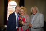 Amsterdam 28 oktober 2014
Presentatie boek Casa Rosso met Jan Otten en Rob v Hulst. Karin Bloemen reikt het eerste boek uit.