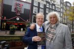 Amsterdam 28 oktober 2014
Presentatie boek Casa Rosso met Jan Otten en Rob v Hulst. Karin Bloemen reikt het eerste boek uit.