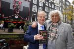 Amsterdam 28 oktober 2014
Presentatie boek Casa Rosso met Jan Otten en Rob v Hulst. Karin Bloemen reikt het eerste boek uit.