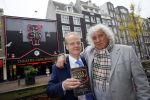Amsterdam 28 oktober 2014
Presentatie boek Casa Rosso met Jan Otten en Rob v Hulst. Karin Bloemen reikt het eerste boek uit.