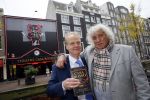 Amsterdam 28 oktober 2014
Presentatie boek Casa Rosso met Jan Otten en Rob v Hulst. Karin Bloemen reikt het eerste boek uit.