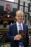 Amsterdam 28 oktober 2014
Presentatie boek Casa Rosso met Jan Otten en Rob v Hulst. Karin Bloemen reikt het eerste boek uit.