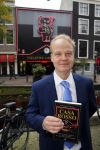 Amsterdam 28 oktober 2014
Presentatie boek Casa Rosso met Jan Otten en Rob v Hulst. Karin Bloemen reikt het eerste boek uit.