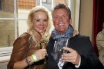 Amsterdam 28 oktober 2014
Presentatie boek Casa Rosso met Jan Otten en Rob v Hulst. Karin Bloemen reikt het eerste boek uit. Sonja Bakker met haar man Jan Reus