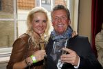 Amsterdam 28 oktober 2014
Presentatie boek Casa Rosso met Jan Otten en Rob v Hulst. Karin Bloemen reikt het eerste boek uit. Sonja Bakker met haar man Jan Reus
