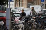 Amsterdam 21 oktober 2015
Manuel Broekman gaat met zijn vriendin Adriana Mosk met hun hond naar de dierenarts.