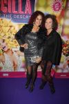 Amsterdam 11 november 2015
Premiere queen of the dessert met oa Jason Donovan Simon Greete Adam Bailey en Philip Childs in carre. Chimene v Oosterhout met een vriendin ( Buddha to buddha armaband)