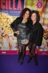 Amsterdam 11 november 2015
Premiere queen of the dessert met oa Jason Donovan Simon Greete Adam Bailey en Philip Childs in carre. Chimene v Oosterhout met een vriendin ( Buddha to buddha armaband)