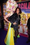 Amsterdam 11 november 2015
Premiere queen of the dessert met oa Jason Donovan Simon Greete Adam Bailey en Philip Childs in carre. Chimene v Oosterhout met een vriendin ( Buddha to buddha armaband)