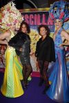 Amsterdam 11 november 2015
Premiere queen of the dessert met oa Jason Donovan Simon Greete Adam Bailey en Philip Childs in carre. Chimene v Oosterhout met een vriendin ( Buddha to buddha armaband)
