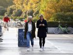 Amsterdam 27 oktober 2015
Boekpresenatie Claudia de Breij. Claudia met haar vriendin Jessica v Geel