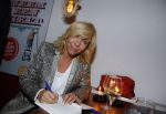 Amsterdam 27 oktober 2015
Boekpresentatie Claudia de Breij . Ook vriendin Jessica is aanwezig.