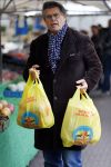 Arnhem 24 oktober 2015
Emile Ratelband doet boodschappen op de markt.