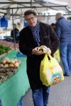 Arnhem 24 oktober 2015
Emile Ratelband doet boodschappen op de markt.