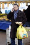 Arnhem 24 oktober 2015
Emile Ratelband doet boodschappen op de markt.