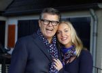 Montferland 25 oktober 2015
Emile Ratelband met zijn nieuwe vriendin Linda Snel bij zijn huis.