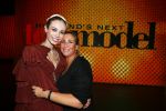 Hilversum 26 oktober 2015
Finale van Hollands next top model HNTM 2015 gepresenteerd door Anouk Smulders en Fred v Leer. De jury bestaat uit Dirk Kikstra May-Britt Mobach en Freek Koster (Touche Models).
De 4 4 finalisten zijn Loiza Lamers, Rachel Swaab Celine Koningstein en Lisa Kapper.
Loiza wordt uiteindelijk HNTM. Met Femke Ochse Freiwald