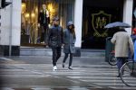 Amsterdam 16 november 2015
Frank Rijkaard met zijn vrouw Stephanie op straat in de regen.