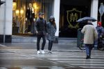 Amsterdam 16 november 2015
Frank Rijkaard met zijn vrouw Stephanie op straat in de regen.