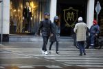 Amsterdam 16 november 2015
Frank Rijkaard met zijn vrouw Stephanie op straat in de regen.