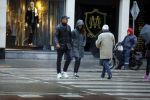 Amsterdam 16 november 2015
Frank Rijkaard met zijn vrouw Stephanie op straat in de regen.