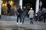 Amsterdam 16 november 2015
Frank Rijkaard met zijn vrouw Stephanie op straat in de regen.